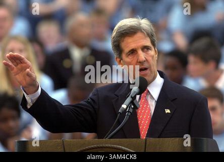 17 mai 2004 - États-Unis - KRT US NEWS STOPGGED : BUSH KRT PHOTOGRAPHIE PAR DAVE WILLIAMS/WICHITA EAGLE (17 mai) TOPEKA, KS -- le sénateur John Kerry (d-Mass) s'adresse à une foule lors de la signature d'une proclamation du gouverneur, marquant le 50e anniversaire de Brown v. Board of Education, sur les marches du capitole à Topeka, Kansas, le lundi 17 mai 2004. (MvW) 2004 (crédit image : © Dave Williams/mct/ZUMAPRESS.com) Banque D'Images