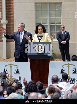 17 mai 2004 - États-Unis - KRT US NEWS STORY SLUGGED : BUSH KRT PHOTOGRAPHIE PAR JOHN SLEEZER/KANSAS CITY STAR (17 mai) TOPEKA, KS -- Cheryl Brown Henderson présente le président George W. Bush lors de l'ouverture du site historique national Brown v Board of Education à Topeka, Kansas le lundi 17 mai 2004. (MV) 2004 (crédit image : © John Sleezer/mct/ZUMAPRESS.com) Banque D'Images
