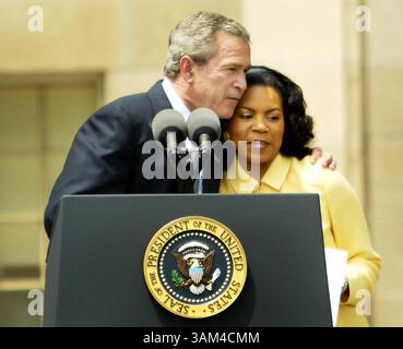 17 mai 2004 - États-Unis - KRT US NEWS STORY SLUGGED : BUSH KRT PHOTOGRAPHIE PAR DELORES JOHNSON/KANSAS CITY STAR (17 mai) TOPEKA, KS -- le président George W. Bush embrasse Cheryl Brown Henderson à l'ouverture du site historique national Brown v Board of Education à Topeka, Kansas, le lundi 17 mai 2004. (MvW) 2004 (crédit image : © Delores Johnson/mct/ZUMAPRESS.com) Banque D'Images