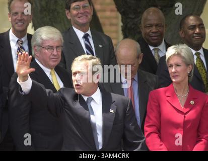 17 mai 2004 - États-Unis - KRT US NEWS STOPGGED : BUSH KRT PHOTOGRAPHIE PAR BO RADER/WICHITA EAGLE (17 mai) TOPEKA, KS -- le président George W. Bush fait signe à l'audience pour assister à la célébration du 50e anniversaire de Brown v. Board of Education à Topeka, Kansas, le lundi 17 mai 2004. (MvW) 2004 (crédit image : © Bo Rader/mct/ZUMAPRESS.com) Banque D'Images
