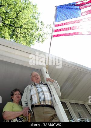 17 mai 2004 - États-Unis - KRT US NEWS STORY SLUGGED : MED-VETERANS-MISSING KRT PHOTO PAR STEPHANIE S. CORDLE/KRT (1er juillet) Joseph Hallemann, avec sa femme Mary Ann à leur domicile à florissant, Missouri, en mai 2004, a subi des blessures aux jambes alors qu'il servait comme éclaireur de l'armée dans la guerre mondiale. Hallemann a manqué les paiements d'invalidité des vétérans fédéraux pendant des décennies. (gsb) 2004 (crédit image : © Stephanie S. Cordle/mct/ZUMAPRESS.com) Banque D'Images