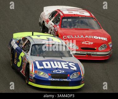 29 mai 2004 - États-Unis - KRT SPORT STORY SLUGGED : NASCAR-CARQUEST KRT PHOTOGRAPHIE PAR JEFF Siner / CHARLOTTE OBSERVER (mai 29) CONCORD, NC -- Kyle Busch (5) se bat pour retenir Joe Nemechek lors de la Carquest Auto parts 300 au Lowe's Motor Speedway à Concord, Caroline du Nord, le 29 mai 2004. (cdm) 2004. (Crédit image : © Jeff Siner/mct/ZUMAPRESS.com) Banque D'Images