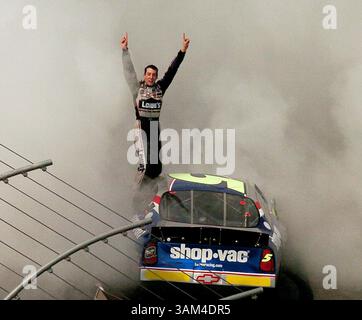 29 mai 2004 - États-Unis - KRT SPORT STORY SLUGGED : NASCAR-CARQUEST KRT PHOTOGRAPHIE PAR JEFF Siner / CHARLOTTE OBSERVER (mai 29) CONCORD, NC - avec de la fumée qui persiste dans l'air après son épuisement, Kyle Busch lève les bras pour célébrer sa victoire dans la Carquest Auto parts 300 au Lowe's Motor Speedway à Concord, Caroline du Nord, le 29 mai 2004. (cdm) 2004. (Crédit image : © Jeff Siner/mct/ZUMAPRESS.com) Banque D'Images