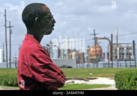 10 juin 2004 - États-Unis - EMBARGO POUR UTILISATION JUSQU'au 18 JUILLET 2004 ET PLUS TARD) KRT US NEWS STORY SLUGGED : env-RAFFINERIES-POLLUTION KRT PHOTO PAR RODGER MALLISON/FORT WORTH STAR-TELEGRAM (DALLAS OUT) (17 juillet) Samuel McGlory, montré en juin 2004, a une vue de la raffinerie Motiva de sa cour avant à Port Arthur, Texas. (gsb) 2004 (crédit image : © Rodger Mallison/mct/ZUMAPRESS.com) Banque D'Images