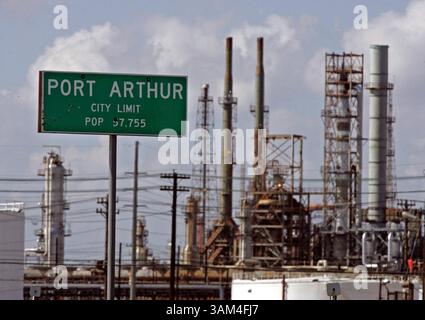 10 juin 2004 - É.-U. - SOUS EMBARGO JUSQU'au 18 JUILLET 2004 ET PLUS TARD) KRT US NEWS STORY SLUGGED : env-RAFFINERIES-POLLUTION KRT PHOTO DE RODGER MALLISON/FORT WORTH STAR-TELEGRAM (DALLAS OUT) (17 juillet) la raffinerie Premcor est montrée à Port Arthur, Texas, en juin 2004. (gsb) 2004 (crédit image : © Rodger Mallison/mct/ZUMAPRESS.com) Banque D'Images