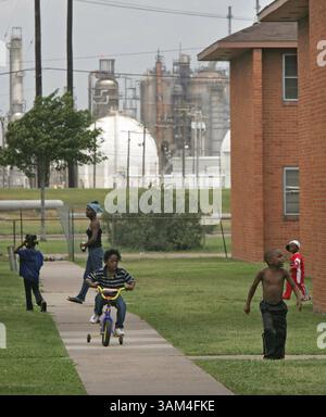 10 juin 2004 - É.-U. - SOUS EMBARGO JUSQU'au 18 JUILLET 2004 ET PLUS TARD) KRT US NEWS STORY SLUGGED : env-RAFFINERIES-POLLUTION (17 juillet) les enfants jouent au Carver Terrace Apartments qui est près de deux raffineries, y compris la raffinerie Motiva, à Port Arthur, Texas, en juin 2004. (gsb) 2004 (crédit image : © Rodger Mallison/mct/ZUMAPRESS.com) Banque D'Images
