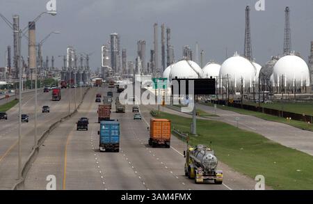 11 juin 2004 - États-Unis - EMBARGO POUR UTILISATION JUSQU'au 18 JUILLET 2004 ET PLUS TARD) KRT US NEWS STORY SLUGGED : env-RAFFINERIES-POLLUTION KRT PHOTO PAR RODGER MALLISON/FORT WORTH STAR-TELEGRAM (DALLAS OUT) (17 juillet) Une raffinerie Shell, montrée en juin 2004, se trouve près d'une route importante à Deer Park, Texas. (gsb) 2004 (crédit image : © Rodger Mallison/mct/ZUMAPRESS.com) Banque D'Images