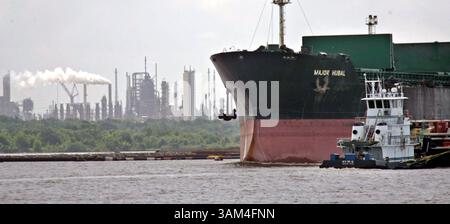 11 juin 2004 - États-Unis - EMBARGO POUR UTILISATION JUSQU'au 18 JUILLET 2004 ET PLUS TARD) KRT US NEWS STORY SLUGGED : env-RAFFINERIES-POLLUTION KRT PHOTO PAR RODGER MALLISON/FORT WORTH STAR-TELEGRAM (DALLAS OUT) (17 juillet) Un cargo remonte le canal du navire et près d'une raffinerie Exxon à Houston, Texas, en juin 2004. (gsb) 2004 (crédit image : © Rodger Mallison/mct/ZUMAPRESS.com) Banque D'Images