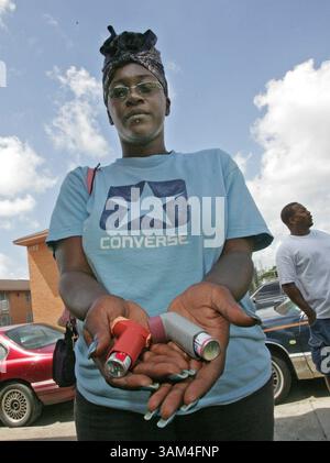10 juin 2004 - États-Unis - EMBARGO POUR UTILISATION JUSQU'au 18 JUILLET 2004 ET PLUS TARD) KRT US NEWS STORY SLUGGED : env-RAFFINERIES-POLLUTION KRT PHOTO PAR RODGER MALLISON/FORT WORTH STAR-TELEGRAM (DALLAS OUT) (17 juillet) Tamika Gilbert, 28 ans, tient ses deux inhalateurs d'asthme à son domicile à Port Arthur, Texas, en juin 2004. Elle vit près de deux raffineries. (gsb) 2004 (crédit image : © Rodger Mallison/mct/ZUMAPRESS.com) Banque D'Images