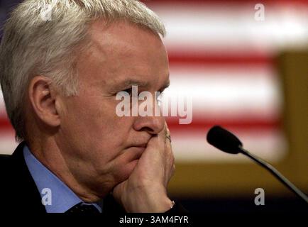 17 juin 2004 - États-Unis - KRT US NEWS STORY SLUGGED : KRT PHOTO PAR SAUL LOEB/KRT (17 JUIN) WASHINGTON, DC - lors de l'audience finale de la Commission nationale sur les attaques terroristes contre les États-Unis enquêtant sur les attentats du 11 septembre 2001, jeudi 17 juin 2004 à Washington, D.C. (SL) 2004 (crédit image : © Saul Loeb/mct/ZUMAPRESS.com) Banque D'Images