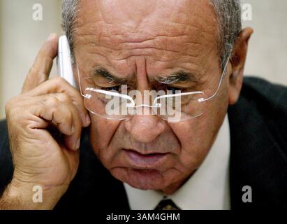 28 juin 2004 - Etats-Unis - KRT WORLD NEWS STORY SLUGGED ; USIRAQ-FIRSTDAY KRT PHOTO PAR KHAMPHA BOUAPHANH/FORT WORTH STAR-TELEGRAM (juin 28) BAGDAD, IRAK - George Sada, un des principaux secours au président irakien Ghazi Al-Yawer, prend un coup de téléphone portable pendant le déjeuner le lundi 28 juin 2004, alors que la nouvelle administration irakienne travaille dur dans les premières heures après avoir obtenu la souveraineté de la coalition. (gsb) (crédit image : © Kahmpha Bouaphanh/mct/ZUMAPRESS.com) Banque D'Images