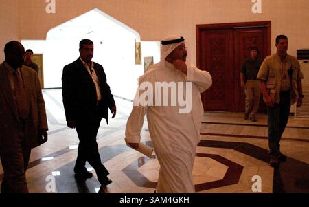 28 juin 2004 - Etats-Unis - KRT WORLD NEWS STORY SLUGGED ; USIRAQ-FIRSTDAY KRT PHOTO PAR KHAMPHA BOUAPHANH/FORT WORTH STAR-TELEGRAM (juin 28) BAGDAD, IRAK -- le président irakien Ghazi Al-Yawer, au centre, et son personnel restent occupés le lundi 28 juin 2004, alors que la nouvelle administration irakienne travaille dur dans les premières heures après avoir obtenu la souveraineté de la coalition. (gsb) (crédit image : © Kahmpha Bouaphanh/mct/ZUMAPRESS.com) Banque D'Images