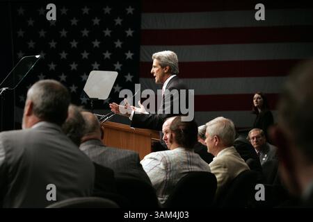 16 juillet 2004 - États-Unis - KRT US NEWS STOPGGED : KERRY KRT PHOTOGRAPHIE PAR CHUCK KENNEDY/KRT (16 JUILLET) WASHINGTON, DC -- le candidat démocrate à la présidence Sen. John Kerry , d-Mass., parle à la convention de la United Federation of Teachers à Washington le vendredi 16 juillet 2004. (cwk) 2004 (crédit image : © Chuck Kennedy/mct/ZUMAPRESS.com) Banque D'Images