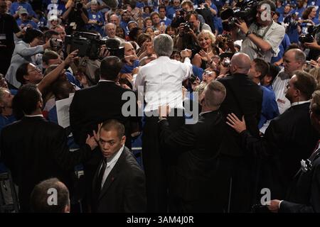 16 juillet 2004 - États-Unis - KRT US NEWS STOPGGED : KERRY KRT PHOTOGRAPHIE PAR CHUCK KENNEDY/KRT (16 JUILLET) WASHINGTON, DC -- le candidat démocrate à la présidence Sen. John Kerry , d-Mass., parle à la convention de la United Federation of Teachers à Washington le vendredi 16 juillet 2004. (cwk) 2004 (crédit image : © Chuck Kennedy/mct/ZUMAPRESS.com) Banque D'Images