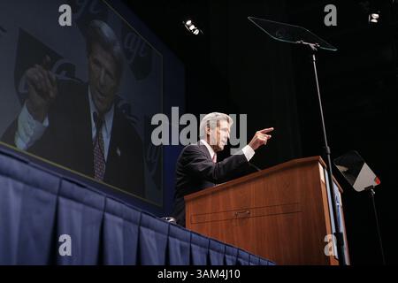16 juillet 2004 - États-Unis - KRT US NEWS STOPGGED : KERRY KRT PHOTOGRAPHIE PAR CHUCK KENNEDY/KRT (16 JUILLET) WASHINGTON, DC -- le candidat démocrate à la présidence Sen. John Kerry , d-Mass., parle à la convention de la United Federation of Teachers à Washington le vendredi 16 juillet 2004. (cwk) 2004 (crédit image : © Chuck Kennedy/mct/ZUMAPRESS.com) Banque D'Images