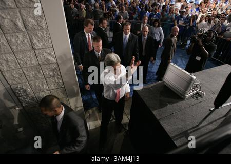 16 juillet 2004 - États-Unis - KRT US NEWS STOPGGED : KERRY KRT PHOTOGRAPHIE PAR CHUCK KENNEDY/KRT (16 JUILLET) WASHINGTON, DC -- le candidat démocrate à la présidence Sen. John Kerry , d-Mass., parle à la convention de la United Federation of Teachers à Washington le vendredi 16 juillet 2004. (cwk) 2004 (crédit image : © Chuck Kennedy/mct/ZUMAPRESS.com) Banque D'Images