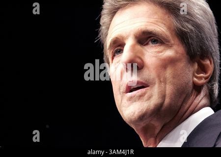 16 juillet 2004 - États-Unis - KRT US NEWS STOPGGED : KERRY KRT PHOTOGRAPHIE PAR CHUCK KENNEDY/KRT (16 JUILLET) WASHINGTON, DC -- le candidat démocrate à la présidence Sen. John Kerry , d-Mass., parle à la convention de la United Federation of Teachers à Washington le vendredi 16 juillet 2004. (cwk) 2004 (crédit image : © Chuck Kennedy/mct/ZUMAPRESS.com) Banque D'Images