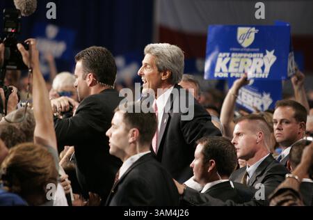 16 juillet 2004 - États-Unis - KRT US NEWS STOPGGED : KERRY KRT PHOTOGRAPHIE PAR CHUCK KENNEDY/KRT (16 JUILLET) WASHINGTON, DC -- le candidat démocrate à la présidence Sen. John Kerry , d-Mass., parle à la convention de la United Federation of Teachers à Washington le vendredi 16 juillet 2004. (cwk) 2004 (crédit image : © Chuck Kennedy/mct/ZUMAPRESS.com) Banque D'Images