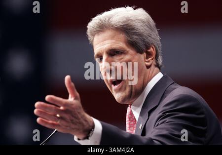 16 juillet 2004 - États-Unis - KRT US NEWS STOPGGED : KERRY KRT PHOTOGRAPHIE PAR CHUCK KENNEDY/KRT (16 JUILLET) WASHINGTON, DC -- le candidat démocrate à la présidence Sen. John Kerry , d-Mass., parle à la convention de la United Federation of Teachers à Washington le vendredi 16 juillet 2004. (cwk) 2004 (crédit image : © Chuck Kennedy/mct/ZUMAPRESS.com) Banque D'Images