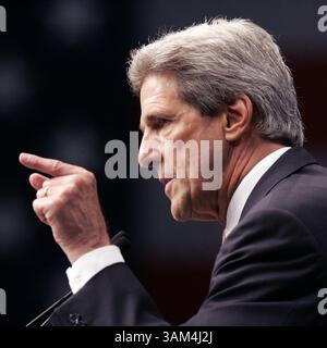 16 juillet 2004 - États-Unis - KRT US NEWS STOPGGED : KERRY KRT PHOTOGRAPHIE PAR CHUCK KENNEDY/KRT (16 JUILLET) WASHINGTON, DC -- le candidat démocrate à la présidence Sen. John Kerry , d-Mass., parle à la convention de la United Federation of Teachers à Washington le vendredi 16 juillet 2004. (cwk) 2004 (crédit image : © Chuck Kennedy/mct/ZUMAPRESS.com) Banque D'Images