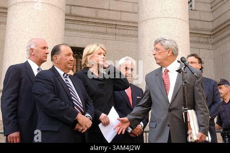 16 juillet 2004 - États-Unis - KRT US NEWS STORY SLUGGED : MARTHASTEWART KRT PHOTOGRAPHIE PAR NEWSDAY (NEW YORK) (16 juillet) NEW YORK, NY -- Martha Stewart apparaît à une conférence de presse devant le palais de justice fédéral de New York après sa condamnation le vendredi 16 juillet 2004. (MvW) 2004 (crédit image : © Alan Raia/mct/ZUMAPRESS.com) Banque D'Images