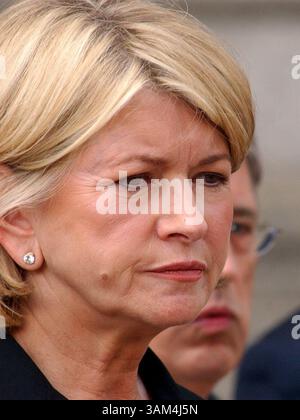 16 juillet 2004 - États-Unis - KRT US NEWS STORY SLUGGED : MARTHASTEWART KRT PHOTOGRAPHIE PAR NEWSDAY (NEW YORK) (16 juillet) NEW YORK, NY -- Martha Stewart apparaît à une conférence de presse devant le palais de justice fédéral de New York après sa condamnation le vendredi 16 juillet 2004. (MvW) 2004 (crédit image : © Alan Raia/mct/ZUMAPRESS.com) Banque D'Images