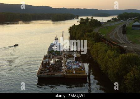 20 juillet 2004 - États-Unis - KRT US NEWS STORY SLUGGED : ENV-RIVERRAT KRT PHOTOGRAPHIE DE KUNI TAKAHASHI/CHICAGO TRIBUNE (août 31) la flotte de Chad Pregracke comprend cette barge, qu'il utilise pour ramasser les ordures de la rivière. Il estime qu'en décembre, il aura collecté jusqu'à 200 tonnes de déchets en 2004. (cdm) 2004 (crédit image : © Kuni Takahashi/mct/ZUMAPRESS.com) Banque D'Images