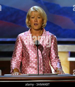 27 juillet 2004 - États-Unis - KRT US NEWS STOPGGED : CVN-DEMOCRATS KRT PHOTO PAR RICHARD MICHAEL PRUITT/DALLAS MORNING NEWS (juillet 27) BOSTON, ma - Christie Vilsack, la première dame de l'Iowa, s'adresse aux délégués à la Convention nationale démocrate le mardi 27 juillet 2004. (MvW) 2004 (crédit image : © Richard Michael Pruitt/mct/ZUMAPRESS.com) Banque D'Images