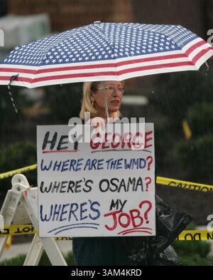31 juillet 2004 - États-Unis - KRT US NEWS STORY SLUGGED : BUSH KRT PHOTOGRAPHIE PAR BOB DEMAY/AKRON BEACON JOURNAL (juillet 31) CANTON, OH - Debbi Sedey de Canton, manifestations devant le Canton Civic Center à Canton, Ohio, le samedi 31 juillet 2004, où le président George W. Bush a fait un discours de campagne. Sedey a perdu son emploi dans une entreprise de marketing direct peu de temps après que Bush a pris ses fonctions. (nk) 2004 (crédit image : © Bob Demay/mct/ZUMAPRESS.com) Banque D'Images