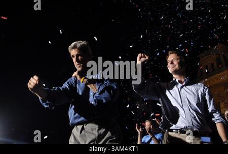 31 juillet 2004 - États-Unis - KRT US NEWS STOPGGED : KERRY KRT PHOTOGRAPHIE PAR PETE SOUZA/CHICAGO TRIBUNE (1er août) ZANESVILLE, OH -- candidat démocrate à la présidence Sen. John Kerry et son coéquipier Sen. John Edwards terminent un rassemblement à Zanesville, Ohio, le 31 juillet 2004. (cdm) 2004 (crédit image : © Pete Souza/mct/ZUMAPRESS.com) Banque D'Images