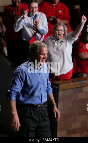 31 juillet 2004 - États-Unis - KRT US NEWS STORY SLUGGED : BUSH KRT PHOTOGRAPHIE PAR PHIL MASTURZO/AKRON BEACON JOURNAL (juillet 31) CANTON, OH -- le président George W. Bush entre au Canton Civic Center le samedi 31 juillet 2004, dans le cadre de sa tournée de campagne dans l'Ohio. Juste derrière lui avec une caméra se trouve Brian Jordan 17, de Tallmadge, Ohio. (nk) 2004 (crédit image : © Phil Masturzo/mct/ZUMAPRESS.com) Banque D'Images