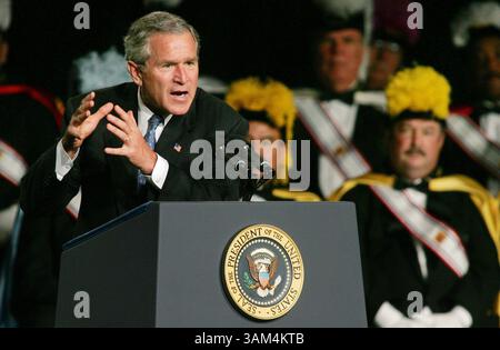 31 juillet 2004 - États-Unis - KRT US NEWS STOLLED : BUSH KRT PHOTO DE PAUL MOSELEY/FORT WORTH STAR-TELEGRAM (DALLAS OUT) (3 août) DALLAS, TX -- le président George W. Bush parle aux membres des Chevaliers de Colomb lors de leur convention à Dallas, Texas, le mardi 2 août 2004. (VMW) 2004 (crédit image : © Paul Moseley/mct/ZUMAPRESS.com) Banque D'Images