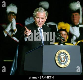 31 juillet 2004 - États-Unis - KRT US NEWS STOLLED : BUSH KRT PHOTO DE PAUL MOSELEY/FORT WORTH STAR-TELEGRAM (DALLAS OUT) (3 août) DALLAS, TX -- le président George W. Bush parle aux membres des Chevaliers de Colomb lors de leur convention à Dallas, Texas, le mardi 2 août 2004. (VMW) 2004 (crédit image : © Paul Moseley/mct/ZUMAPRESS.com) Banque D'Images