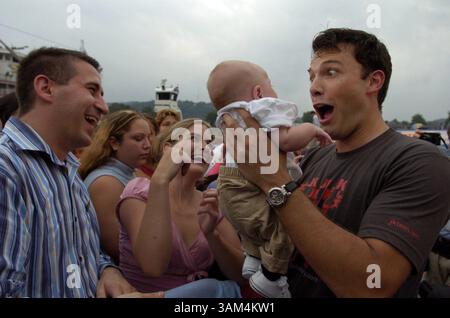31 juillet 2004 - États-Unis - KRT US NEWS STORY SLUGGED : KERRY KRT PHOTOGRAPHIE PAR PETE SOUZA/CHICAGO TRIBUNE (1er août) WHEELING, WV -- L'acteur Ben Affleck prend un bébé après un rassemblement Kerry-Edwards à Wheeling, Virginie occidentale, le 31 juillet 2004. Affleck a voyagé en bus avec la campagne. (cdm) 2004 (crédit image : © Pete Souza/mct/ZUMAPRESS.com) Banque D'Images