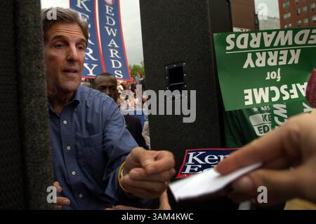 31 juillet 2004 - États-Unis - KRT US NEWS STOPGGED : KERRY KRT PHOTOGRAPHIE PAR PETE SOUZA/CHICAGO TRIBUNE (1er août) WHEELING, WV -- candidat démocrate à la présidence Sen. John Kerry cherche un morceau de papier pour signer son autographe après un rassemblement à Wheeling, Virginie-occidentale, le 31 juillet 2004. (cdm) 2004 (crédit image : © Pete Souza/mct/ZUMAPRESS.com) Banque D'Images