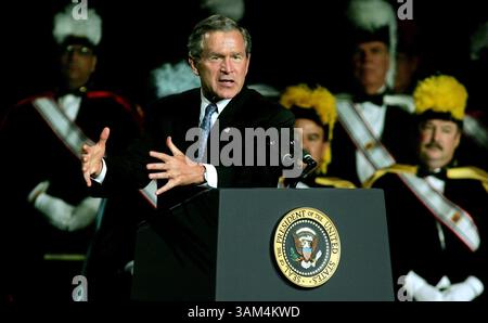 31 juillet 2004 - États-Unis - KRT US NEWS STOLLED : BUSH KRT PHOTO DE PAUL MOSELEY/FORT WORTH STAR-TELEGRAM (DALLAS OUT) (3 août) DALLAS, TX -- le président George W. Bush parle aux membres des Chevaliers de Colomb lors de leur convention à Dallas, Texas, le mardi 2 août 2004. (VMW) 2004 (crédit image : © Paul Moseley/mct/ZUMAPRESS.com) Banque D'Images