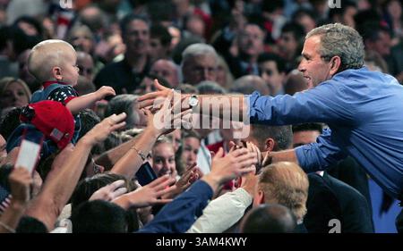 31 juillet 2004 - États-Unis - KRT US NEWS STOPGGED : BUSH KRT PHOTOGRAPHIE PAR PHIL MASTURZO/AKRON BEACON JOURNAL (juillet 31) CANTON, OH -- le président George W. Bush tient la main pour tenir Jacob Davis, 22 mois, de Coitsville, Ohio, (près de Youngstown), dans la foule avec sa mère, Deborah, pour un discours de campagne au Canton Civic Center, le samedi 31 juillet 2004. (nk) 2004 (crédit image : © Phil Masturzo/mct/ZUMAPRESS.com) Banque D'Images
