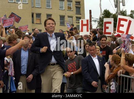 31 juillet 2004 - États-Unis - KRT US NEWS STORY SLUGGED : KERRY KRT PHOTOGRAPHIE DE PETE SOUZA/CHICAGO TRIBUNE (1er août) WHEELING, WV -- le sénateur John Edwards se rend sur scène lors d'un rassemblement à Wheeling, Virginie occidentale, le 31 juillet 2004. (cdm) 2004 (crédit image : © Pete Souza/mct/ZUMAPRESS.com) Banque D'Images