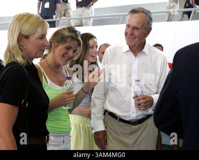 13 août 2004 - États-Unis - HISTOIRE SPORTIVE KRT SLUGGED : OLY-BUSH KRT PHOTO PAR RON CORTES/PHILADELPHIA INQUIRER (13 août) ATHÈNES, GRÈCE-- L'ancien président George Bush blague avec Chris Everet, à gauche, et ses petites-filles Jenna, au centre, et Barbara comme l'ancien président a pris le temps de saluer les athlètes américains en formation à l'American College of Greece. (ag )2004 (crédit image : © Ron Cortes/mct/ZUMAPRESS.com) Banque D'Images