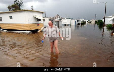 13 août 2004 - États-Unis - KRT US NEWS STORY SLUGGED : WEA-STORMS KRT PHOTOGRAPHIE PAR TIM CHAPMAN/MIAMI HERALD (13 août) FT Myers, FL-- Sandy Kavouras marche dans les rues inondées de son quartier à ft. Myers, Floride, le vendredi 13 août 2004, après que l'ouragan Charley ait frappé l'État. (MvW) 2004 (crédit image : © Tim Chapman/mct/ZUMAPRESS.com) Banque D'Images