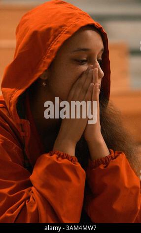 13 août 2004 - États-Unis - KRT US NEWS STORY SLUGGED : WEA-STORMS KRT PHOTOGRAPHIE PAR GRANT JEFFRIES/BRADENTON HERALD (13 août) PALMETTO, FL-- Rachel Manna, 17 ans, séjourne dans un refuge à la Lincoln Memorial Middle School à Palmetto avant l'ouragan Charley alors qu'il se rapproche de la côte du golfe de Floride, vendredi 13 août 2004. (lde) 2004 (crédit image : © Jefferies/mct/ZUMAPRESS.com) Banque D'Images