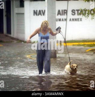13 août 2004 - États-Unis - KRT US NEWS STORY SLUGGED : WEA-STORMS KRT PHOTOGRAPHIE DE CHUCK FADELY/MIAMI HERALD (13 août) KEY WEST, FL-- Maria Carey emmène son chien puni pour une promenade sur Whitehead Street inondée à Key West, Floride, vendredi matin, 13 août 2004. (lde) 2004 (crédit image : © Chuck Fadely/mct/ZUMAPRESS.com) Banque D'Images
