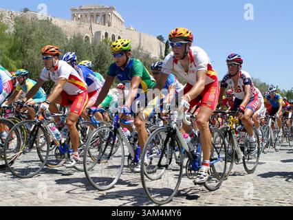 14 août 2004 - États-Unis - PAS DE MAGS, PAS DE VENTES -- HISTOIRE SPORTIVE KRT SLUGGED : OLY-CYCLING KRT PHOTO PAR CHRIS WILKINS/DALLAS NOUVELLES DU MATIN (14 août) ATHÈNES, GRÈCE -- le cycliste américain Tyler Hamilton, à droite, chevauche avec les autres concurrents dans la course cycliste masculine sur route du Parthénon assis au sommet de l'Acropole à Athènes, Grèce, aux Jeux Olympiques de 2004 le samedi 14 août 2004. (gsb) 2004 (crédit image : © Chris Wilkins/mct/ZUMAPRESS.com) Banque D'Images