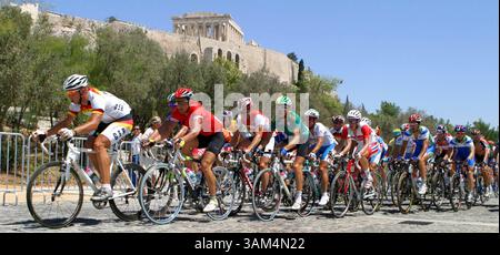 14 août 2004 - États-Unis - PAS DE MAGS, PAS DE VENTES -- HISTOIRE SPORTIVE KRT SLUGGED : OLY-CYCLING KRT PHOTO PAR CHRIS WILKINS/DALLAS NOUVELLES DU MATIN (14 août) ATHÈNES, GRÈCE -- concurrents dans la course cycliste masculine sur route du Parthénon assis au sommet de l'Acropole à Athènes, Grèce, aux Jeux Olympiques de 2004 le samedi 14 août 2004. (gsb) 2004 (crédit image : © Chris Wilkins/mct/ZUMAPRESS.com) Banque D'Images