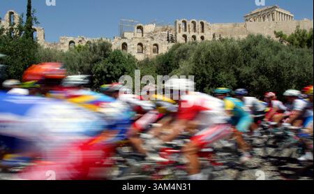 14 août 2004 - États-Unis - PAS DE MAGS, PAS DE VENTES -- HISTOIRE SPORTIVE KRT SLUGGED : OLY-CYCLING KRT PHOTO PAR CHRIS WILKINS/DALLAS NOUVELLES DU MATIN (14 août) ATHÈNES, GRÈCE -- concurrents dans la course cycliste masculine sur route du Parthénon assis au sommet de l'Acropole à Athènes, Grèce, aux Jeux Olympiques de 2004 le samedi 14 août 2004. (gsb) 2004 (crédit image : © Chris Wilkins/mct/ZUMAPRESS.com) Banque D'Images