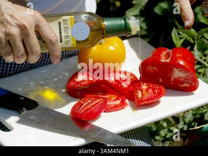 22 juillet 2004 - États-Unis - PAS DE MAGS, PAS DE VENTES -- KRT FOOD STORY SLUGGED : REALCOOK-FORAGER KRT PHOTOGRAPHIE PAR JEBB HARRIS/ORANGE COUNTY REGISTER (L.A. TIMES OUT) (septembre 27) fourragère Kerry Clasby, toujours dans les champs de South Coast Farm à San Juan Capistrano, Californie, échantillonne une tomate héritée avec de l'huile d'olive alors qu'elle cherche des produits pour des restaurants haut de gamme. (nk) 2004 (crédit image : © Jebb Harris/mct/ZUMAPRESS.com) Banque D'Images