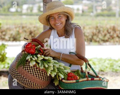 22 juillet 2004 - États-Unis - PAS DE MAGS, PAS DE VENTES - KRT FOOD STORY SLUGGED : REALCOOK-FORAGER KRT PHOTOGRAPHIE PAR JEBB HARRIS/ORANGE COUNTY REGISTER (L.A. TIMES OUT) (septembre 27) produit Forager Kerry Clasby pose à South Coast Farm à San Juan Capistrano, Californie, avec une partie des produits qu'elle a rassemblés dans son circuit de fermes alors qu'elle cherche des produits pour des chefs dans plusieurs restaurants haut de gamme. (nk) 2004 (crédit image : © Jebb Harris/mct/ZUMAPRESS.com) Banque D'Images
