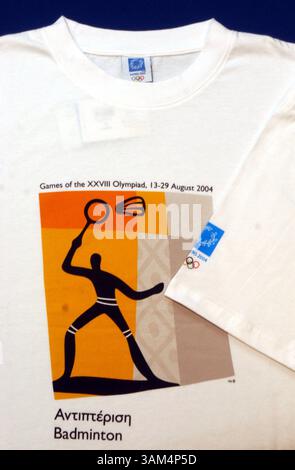 15 août 2004 - États-Unis - HISTOIRE SPORTIVE KRT SLUGGED : OLY-SOUVENIRS KRT PHOTO PAR JEFF LAWRENCE/KRT (15 août) ATHÈNES, GRÈCE -- ce T-shirt de badminton est parmi les souvenirs disponibles aux Jeux Olympiques d'Athènes, Grèce. (gsb) 2004 (image de crédit : © Jeff Lawrence/mct/ZUMAPRESS.com) Banque D'Images