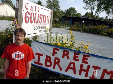 27 août 2004 - États-Unis - KRT US NEWS STOPGGED : ASYLUM-TERROR KRT PHOTO PAR CHARLES OSGOOD/CHICAGO TRIBUNE (13 septembre) Martin Dzuris se tient devant le Café Gulistan avec une pancarte appelant à la libération d'Ibrahim Parlak qui est détenu pour violation de l'immigration. Dzuris est montré le 27 août 2004 à Harbert, Michigan. (gsb) 2004 (crédit image : © Charles Osgood/mct/ZUMAPRESS.com) Banque D'Images