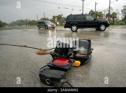 5 septembre 2004 - É.-U. - PAS DE MAGS, PAS DE VENTES AVANT le 19 SEPTEMBRE 2004 -- KRT US NEWS STORY SLUGGED : WEA-FRANCES KRT PHOTOGRAPHIE PAR MARK RANDALL/SOUTH FLORIDA SUN-SENTINEL (MIAMI OUT) (5 septembre) WELLINGTON, FL -- les automobilistes manœuvrent autour des feux de circulation et des fils tombés à Welllington, Floride, le dimanche 5 septembre 2004. (MvW) 2004 (crédit image : © Mark Randall/mct/ZUMAPRESS.com) Banque D'Images
